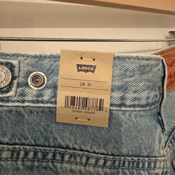 Levi's Women’s Cinch Baggy Jeans - Picture 7 of 7